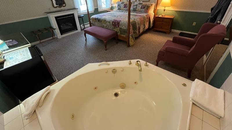 Echo Lake Inn Jacuzzi room