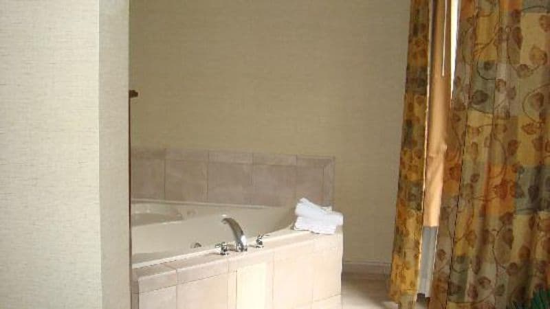 Hampton Inn Brattleboro Jacuzzi room