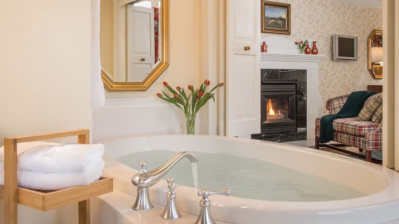 Inn at Ormsby Hill Jacuzzi room