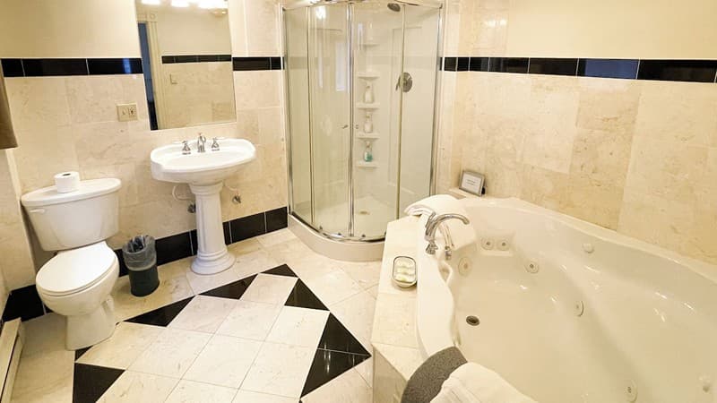 The Brandon Inn Jacuzzi room