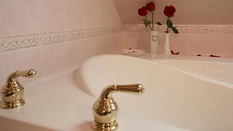 The Governor’s Inn Jacuzzi room