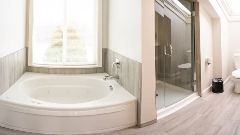 The Mountain Inn Jacuzzi room