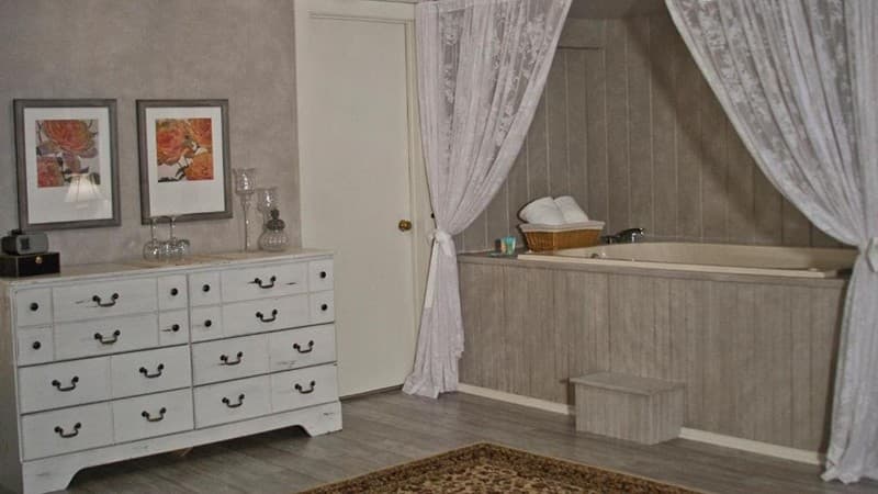 The Vermont Inn Jacuzzi room
