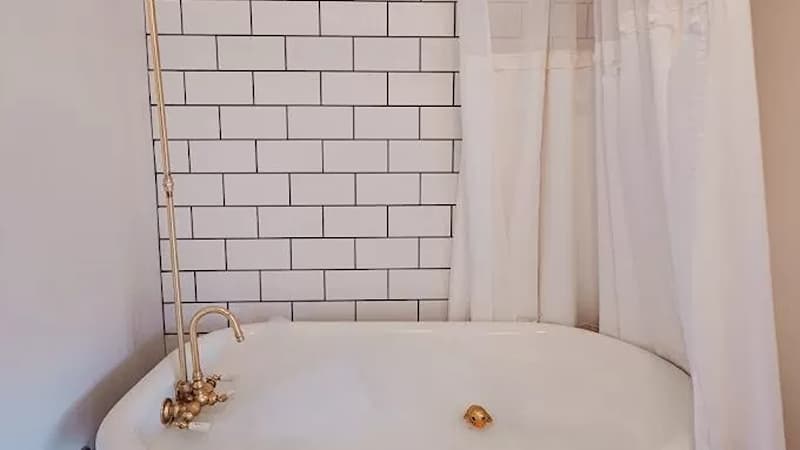 The Village Inn Jacuzzi room
