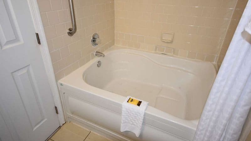 Best Western Plus Governor’s Inn Jacuzzi room