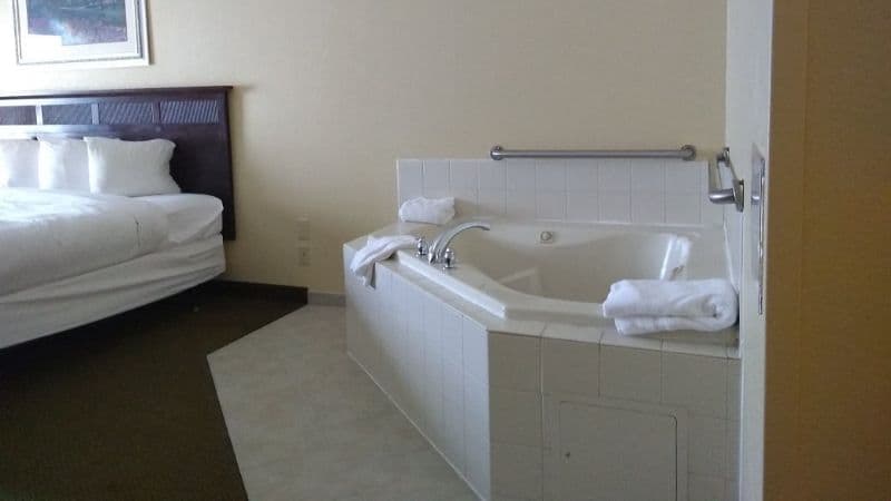 Comfort Inn & Suites Hampton Near Coliseum Jacuzzi room