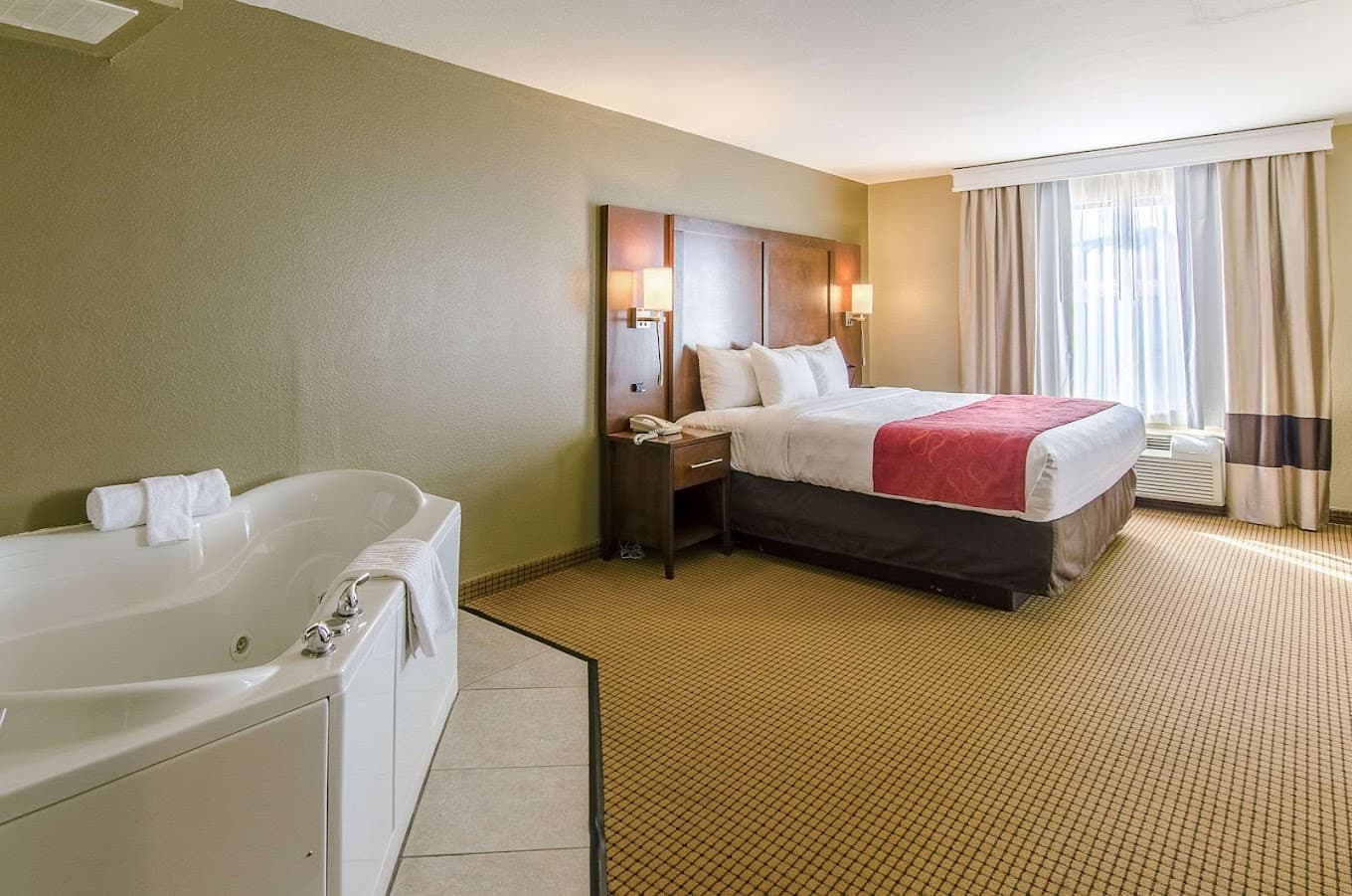 Comfort Suites Wytheville Jacuzzi room