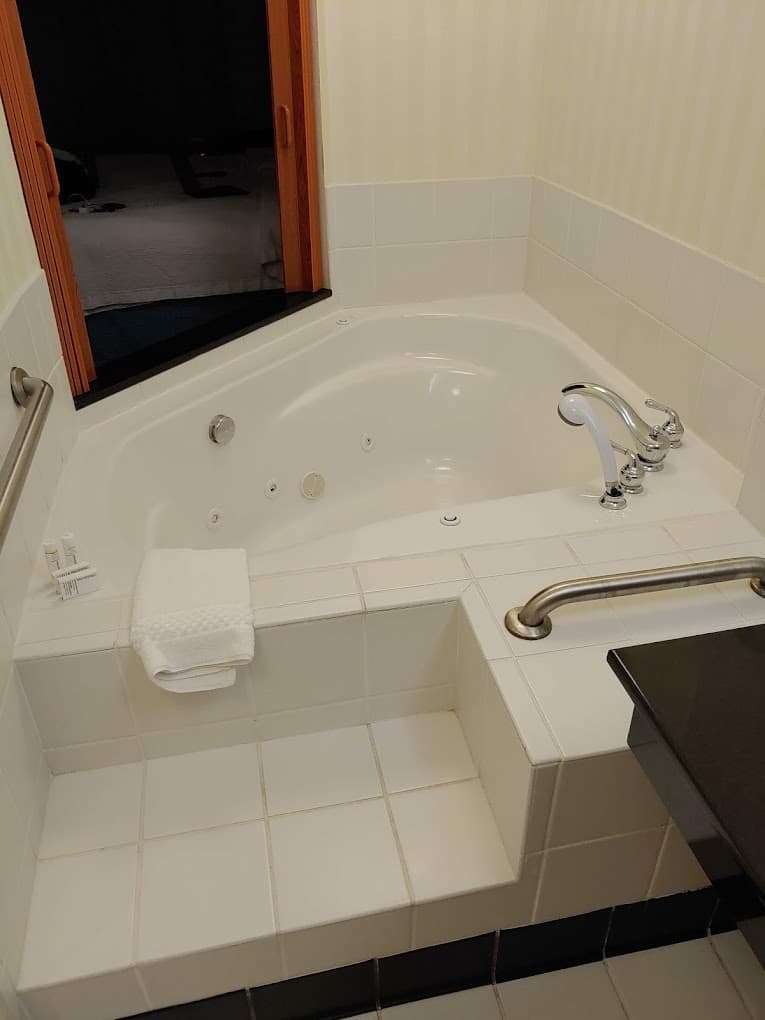 Fairfield Inn & Suites Wytheville Jacuzzi room
