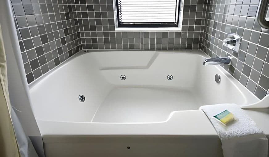 Four Sails Resort Jacuzzi room