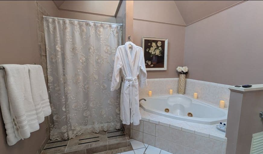 Garden and Sea Inn Jacuzzi room