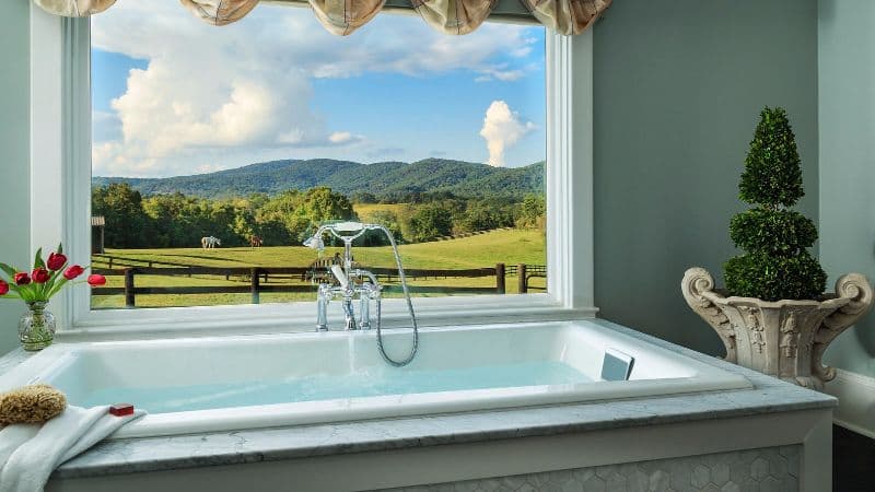 Glen Gordon Manor Jacuzzi room