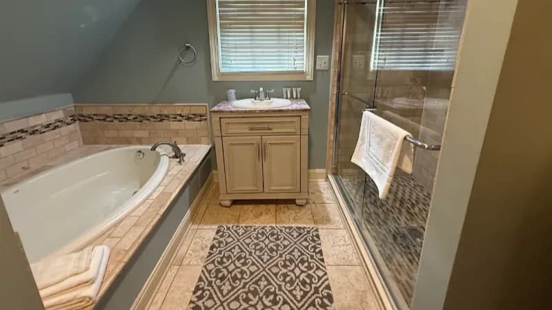 Hillbrook Inn Jacuzzi room