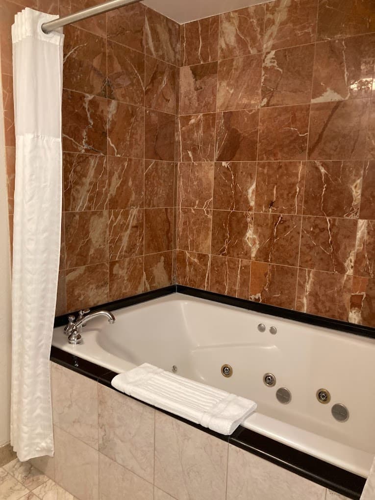 Holiday Inn Express & Suites Leesburg – Historic District Jacuzzi room