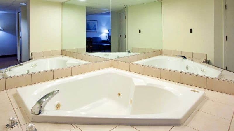 Holiday Inn Express Chester, an IHG Hotel Jacuzzi room