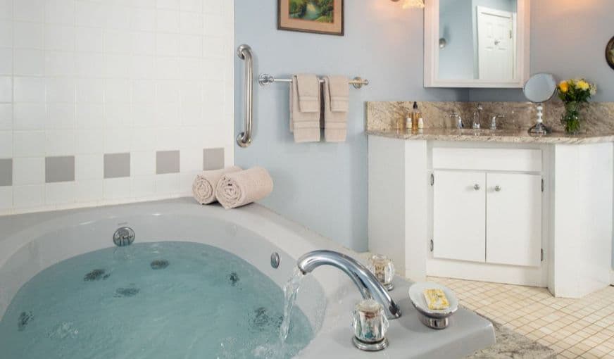 Prospect Hill Inn & Restaurant Jacuzzi room