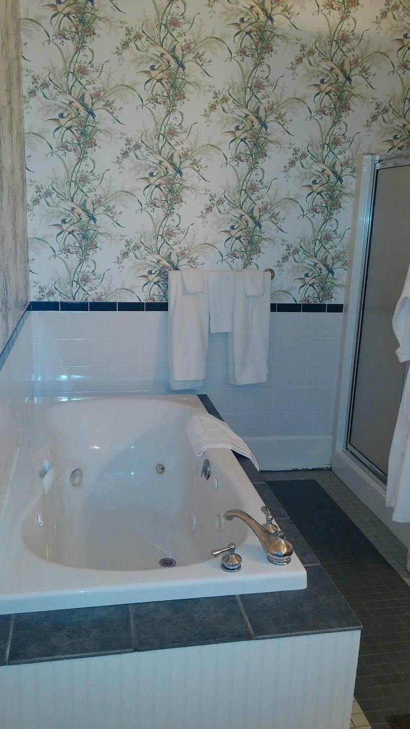 Rockwood Manor Jacuzzi room