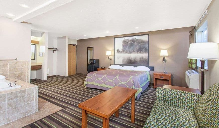 Super 8 by Wyndham Richlands / Claypool Hill Area Jacuzzi room