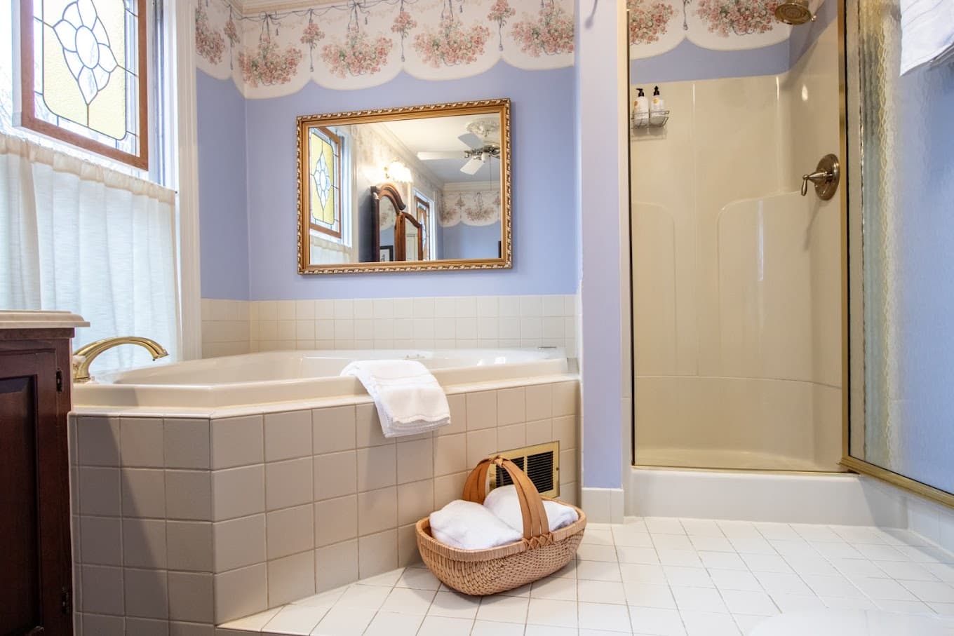 The Oaks Victorian Inn Jacuzzi room