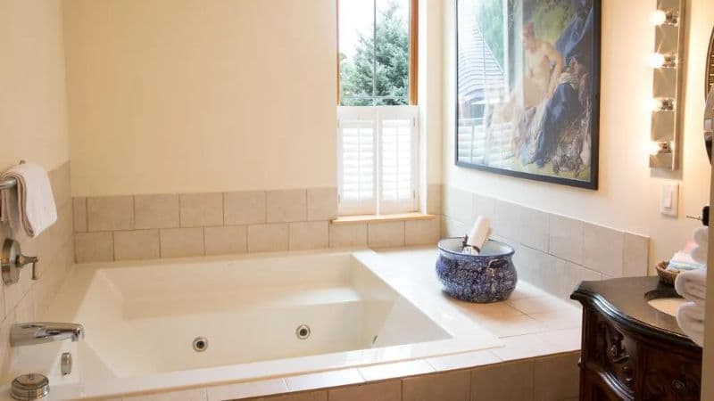 Wedmore Place Jacuzzi room