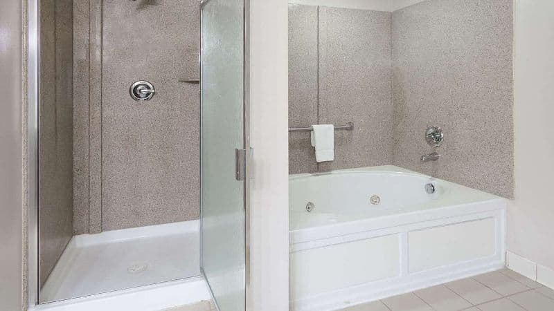 Wingate by Wyndham Chesapeake Jacuzzi room