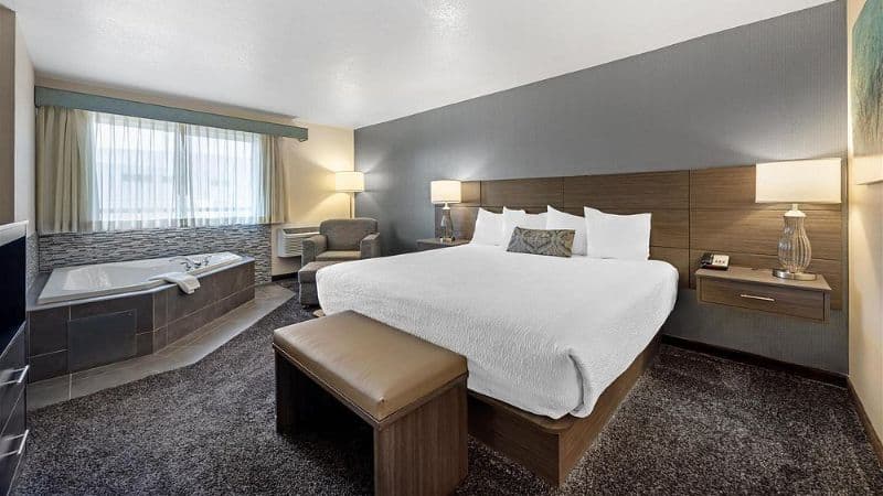 Best Western Plus City Center Jacuzzi room