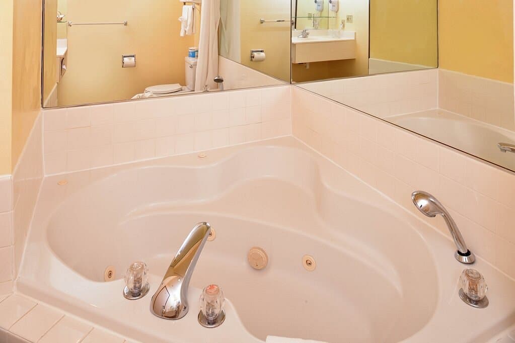 Best Western Sky Valley Inn Jacuzzi room