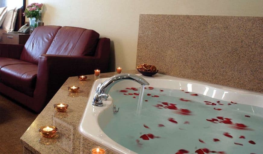 Best Western Snowcap Lodge Jacuzzi room