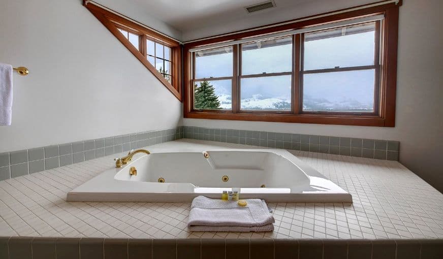Casia Lodge and Ranch Jacuzzi room