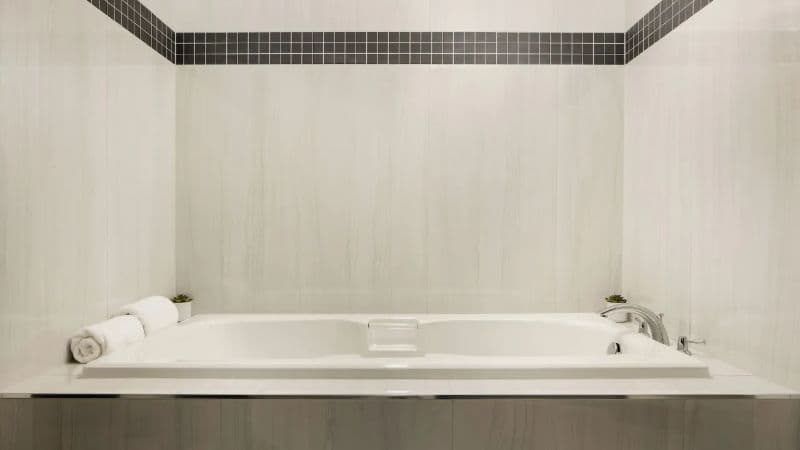 Centennial Hotel Spokane Jacuzzi room