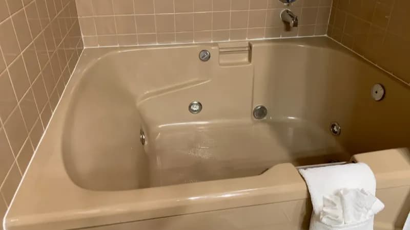Coachman Inn Oak Harbor Jacuzzi room