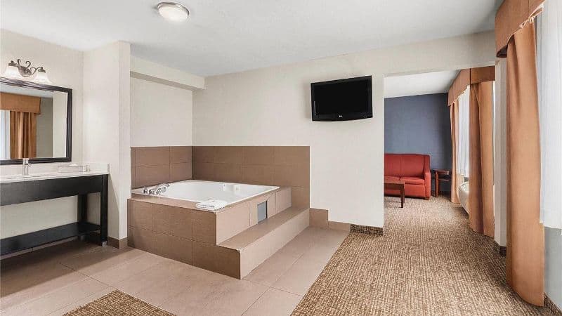 Comfort Inn & Suites Vancouver Jacuzzi room
