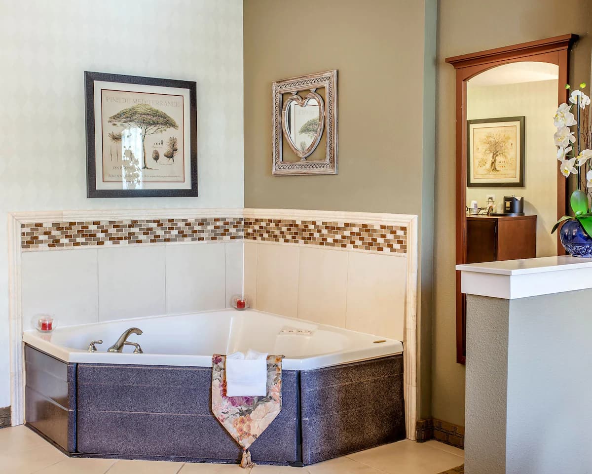 Comfort Suites Airport Tukwila Seattle Jacuzzi room