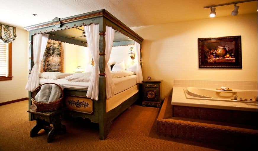 Enzian Inn Jacuzzi room