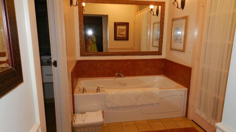Fairhaven Village Inn Jacuzzi room