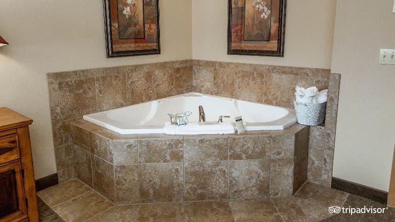 Icicle Village Resort Jacuzzi room