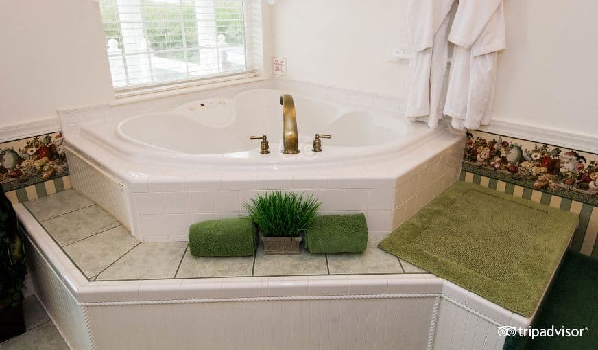 Judith Ann Inn Jacuzzi room