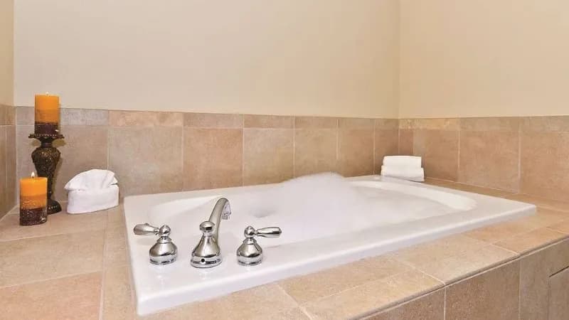 La Quinta Inn & Suites by Wyndham Auburn Jacuzzi room