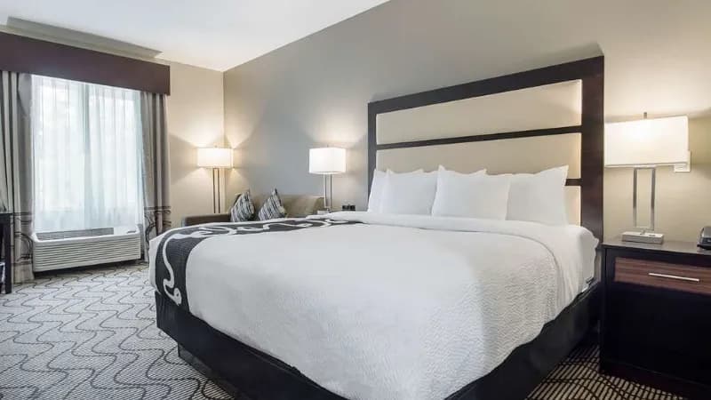 La Quinta Inn & Suites by Wyndham Auburn hotel photo 2