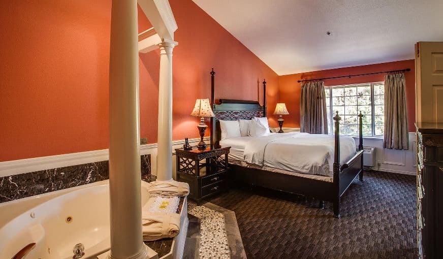 Leavenworth Village Inn Jacuzzi room