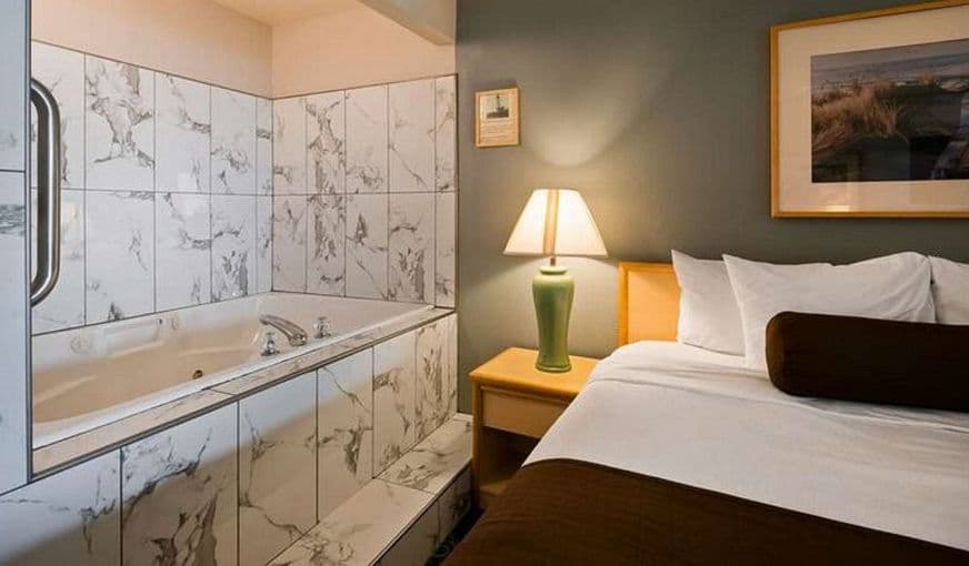 Lighthouse Suites Inn Jacuzzi room