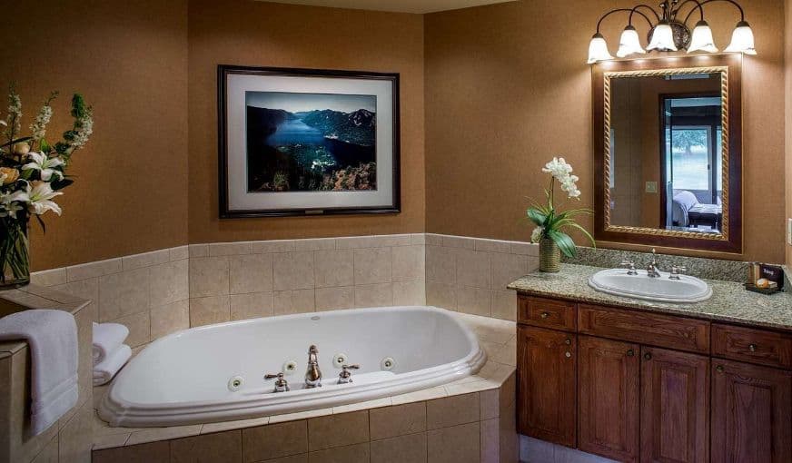 Olympic Lodge by Ayres Jacuzzi room
