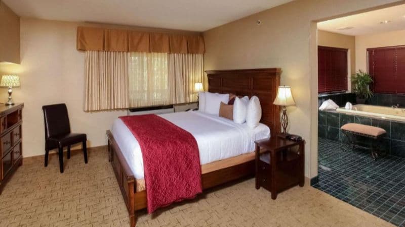 Quality Inn Oakwood Jacuzzi room