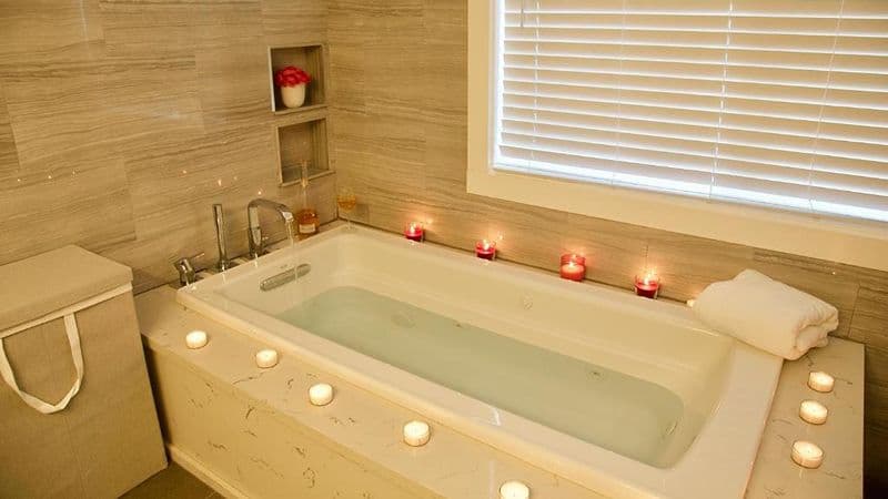 Scenic Lake View Home Jacuzzi room