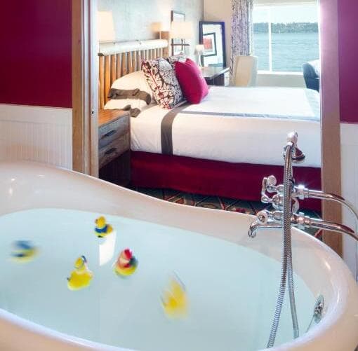 The Edgewater Hotel Jacuzzi room