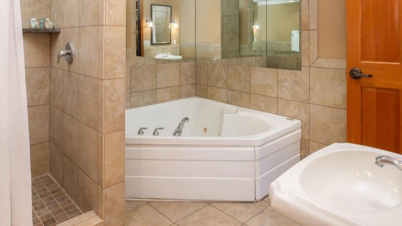 The Heathman Lodge Jacuzzi room