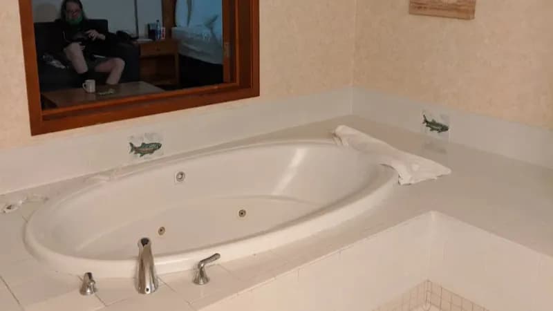 The INN at Gig Harbor Jacuzzi room