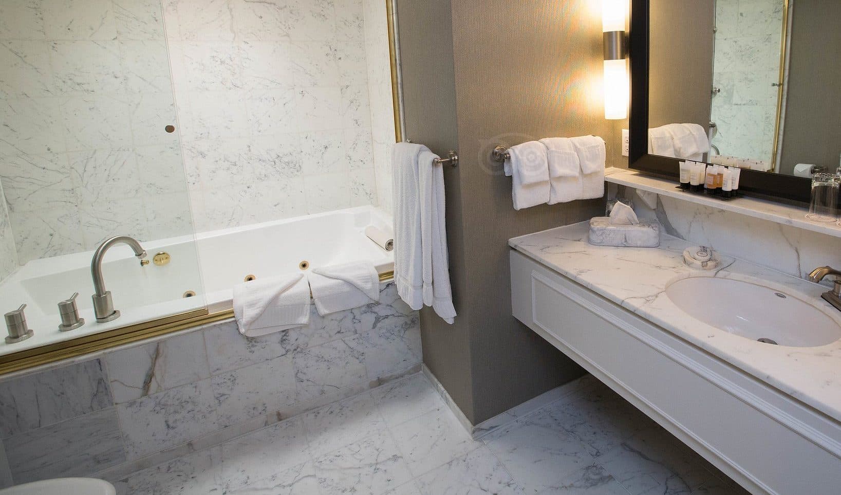 Warwick Seattle Jacuzzi room