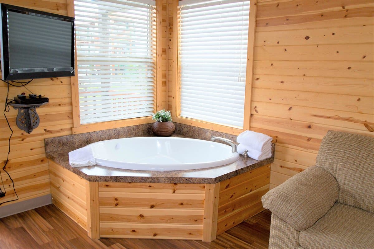 Westport Inn Jacuzzi room