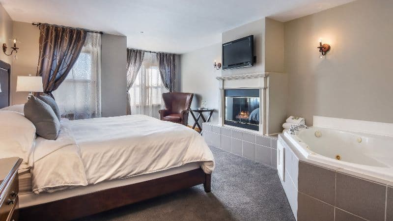 Wild Iris Inn Jacuzzi room