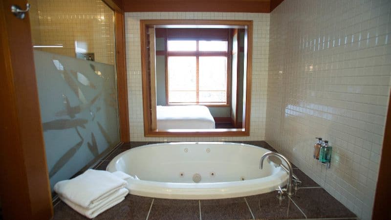 Willows Lodge Jacuzzi room